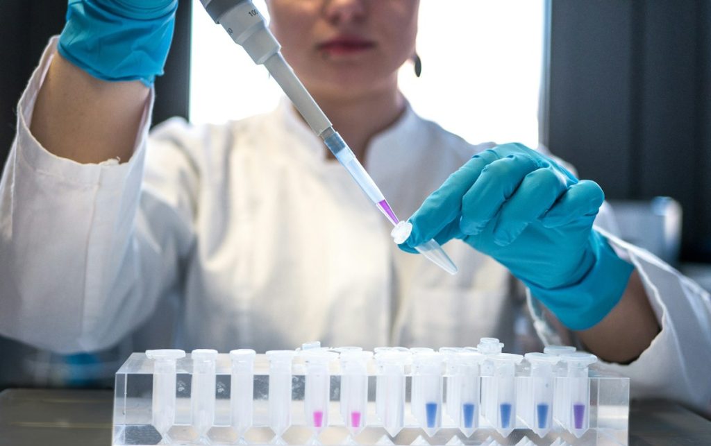 Analisis sampel menggunakan pipet di laboratorium kimia lingkungan