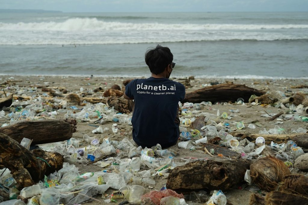 Sampah plastik di kawasan pesisir yang menggambarkan tantangan pencemaran plastik