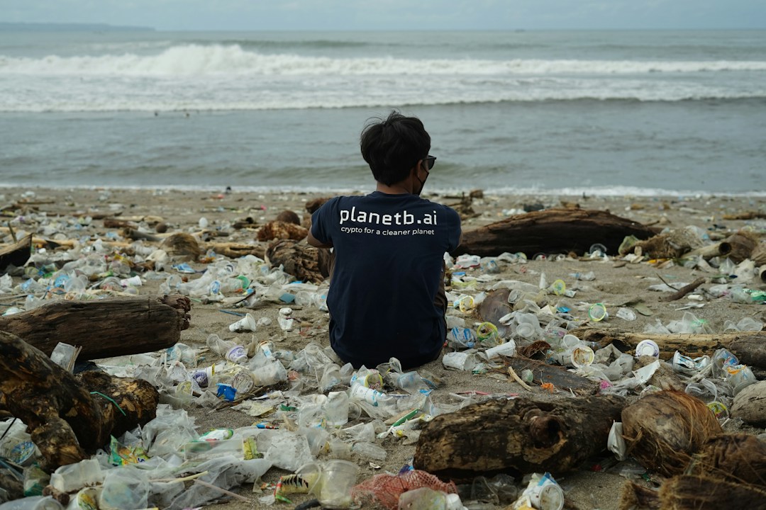 Mikroplastik di Perairan: Sumber, Dampak Ekologis, dan Strategi Pemantauan